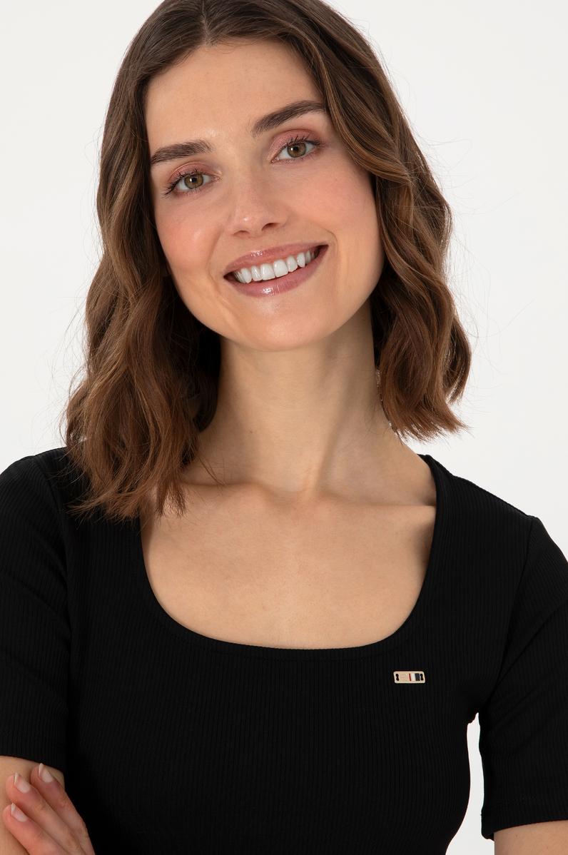 Kadın Siyah Kare Yaka Tişört