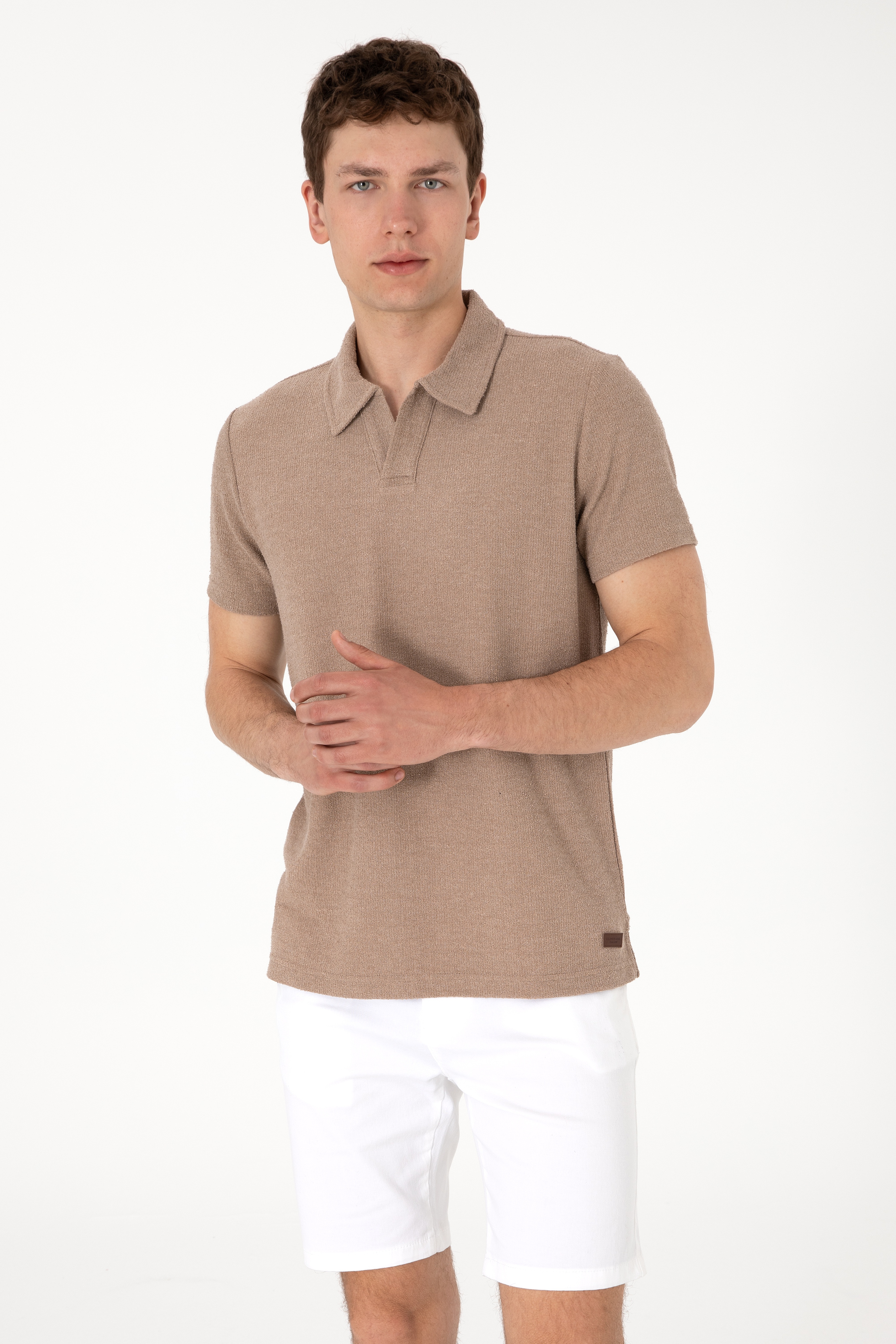 Erkek Regular Fit Kaçık Yaka Camel Dokulu Tişört - Image 1
