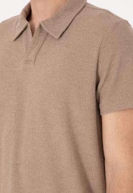 Erkek Regular Fit Kaçık Yaka Camel Dokulu Tişört - 50303227009