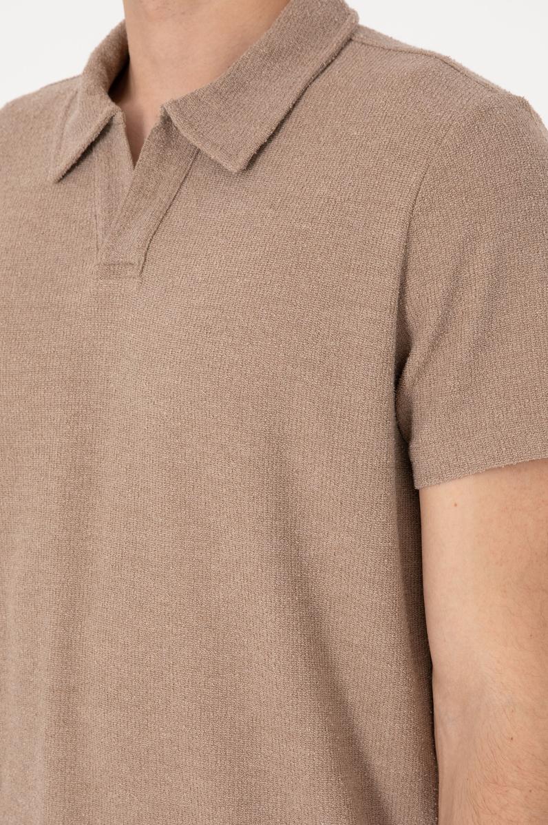 Erkek Regular Fit Kaçık Yaka Camel Dokulu Tişört