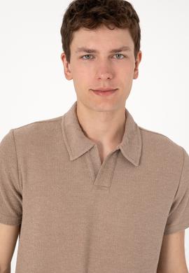 Erkek Regular Fit Kaçık Yaka Camel Dokulu Tişört - 50303227009