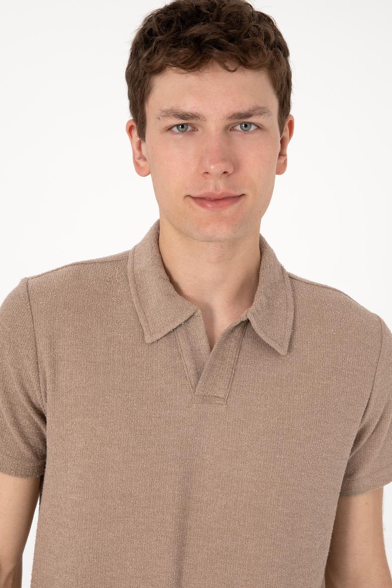 Erkek Regular Fit Kaçık Yaka Camel Dokulu Tişört - 50303227009