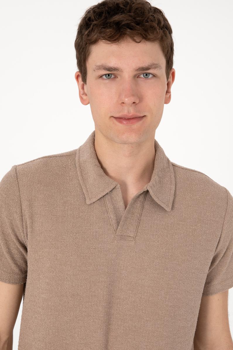 Erkek Regular Fit Kaçık Yaka Camel Dokulu Tişört