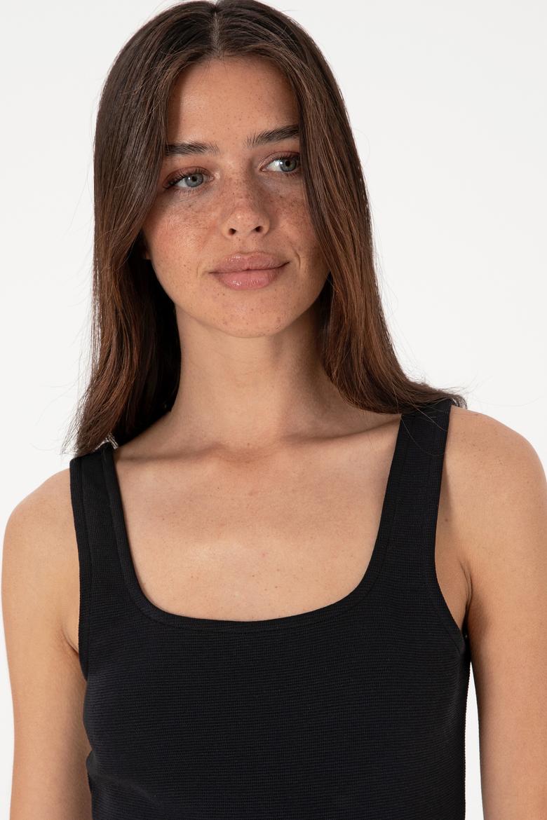 Kadın Siyah Kolsuz Kare Yaka Tişört - 50306680045