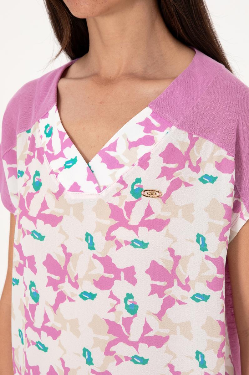 Kadın Fuşya Desenli V Yaka Tişört