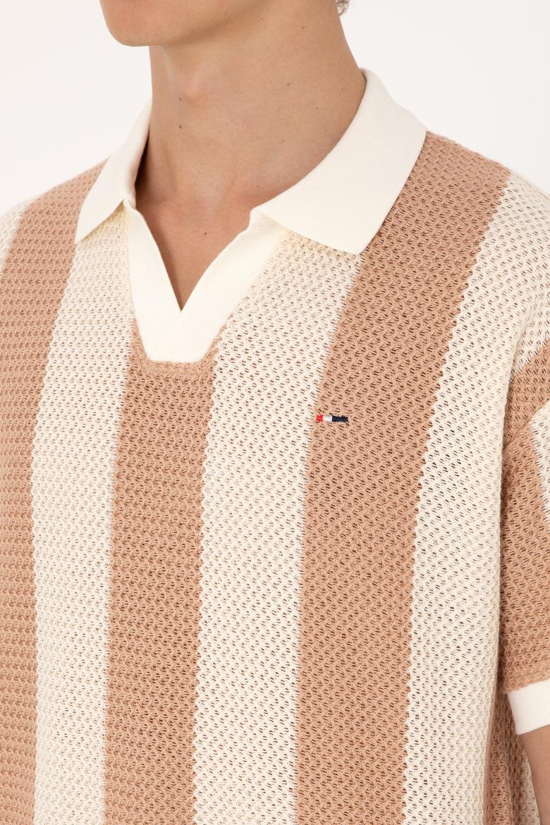 Erkek Comfort Fit Kaçık Yaka Camel Örgülü Tişört - 50300240032