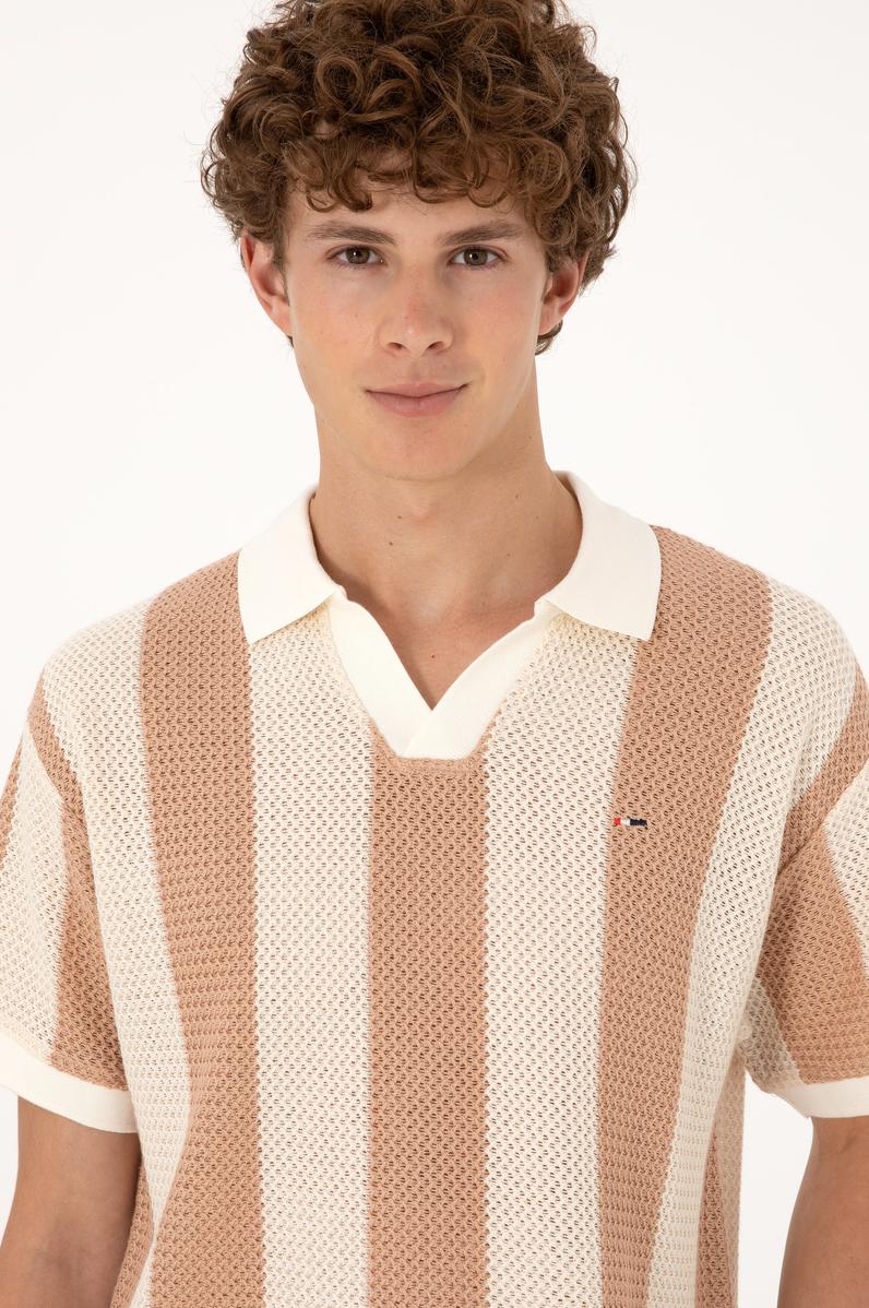Erkek Comfort Fit Kaçık Yaka Camel Örgülü Tişört