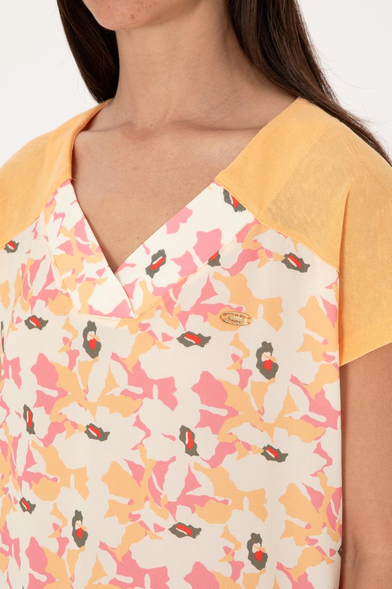 Kadın Turuncu Desenli V Yaka Tişört - 50301043012