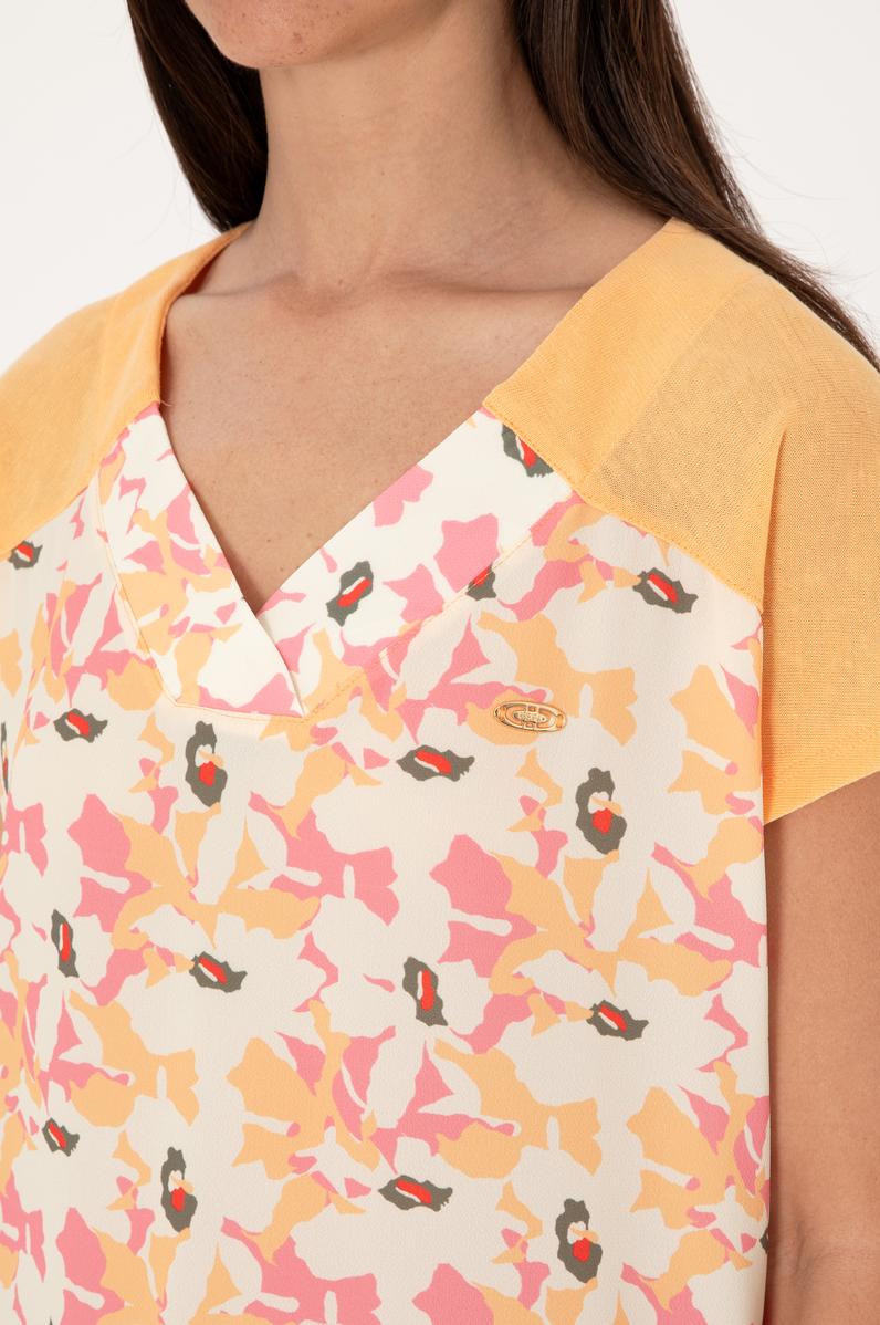 Kadın Turuncu Desenli V Yaka Tişört