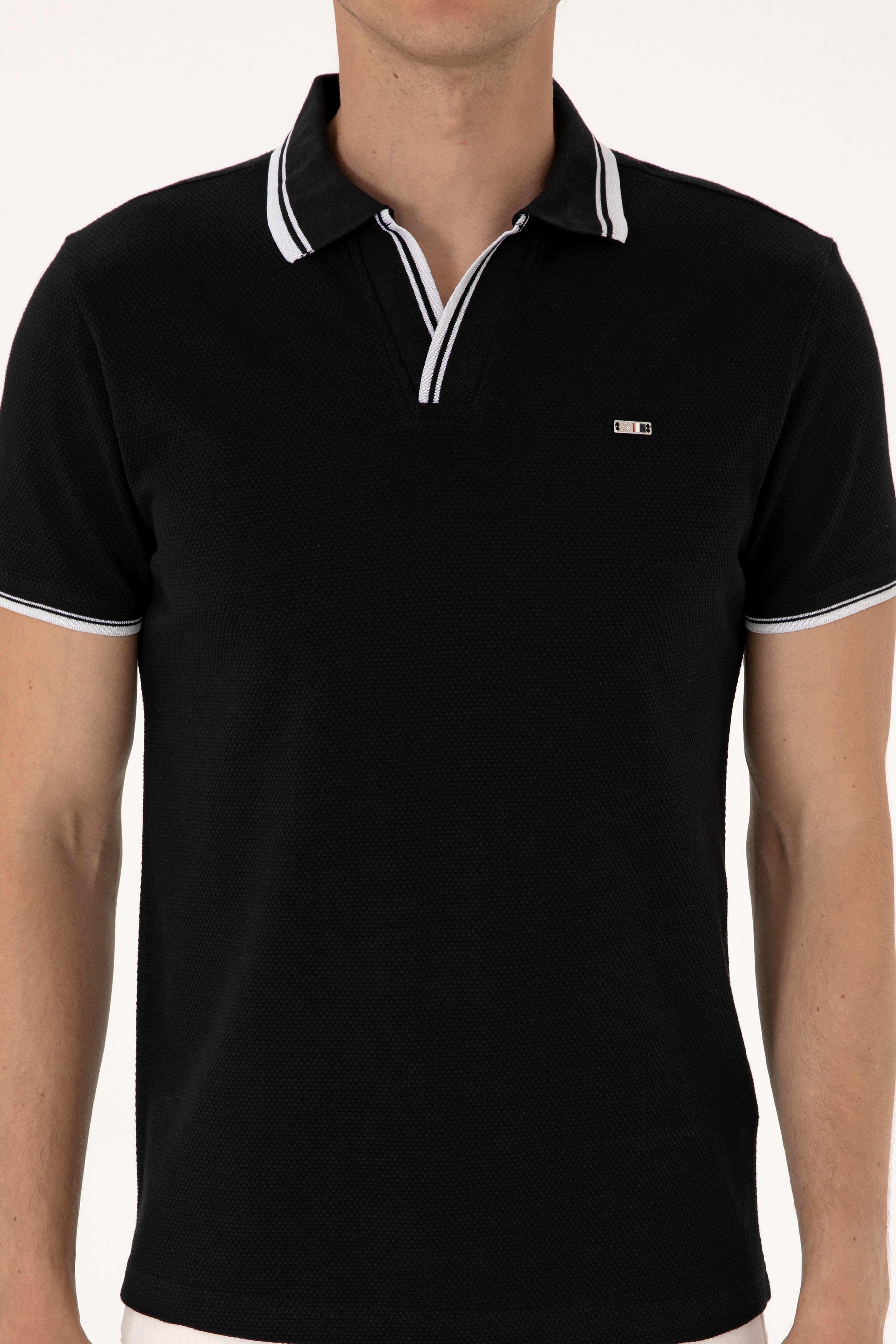 Erkek Slim Fit Kaçık Yaka Siyah Tişört