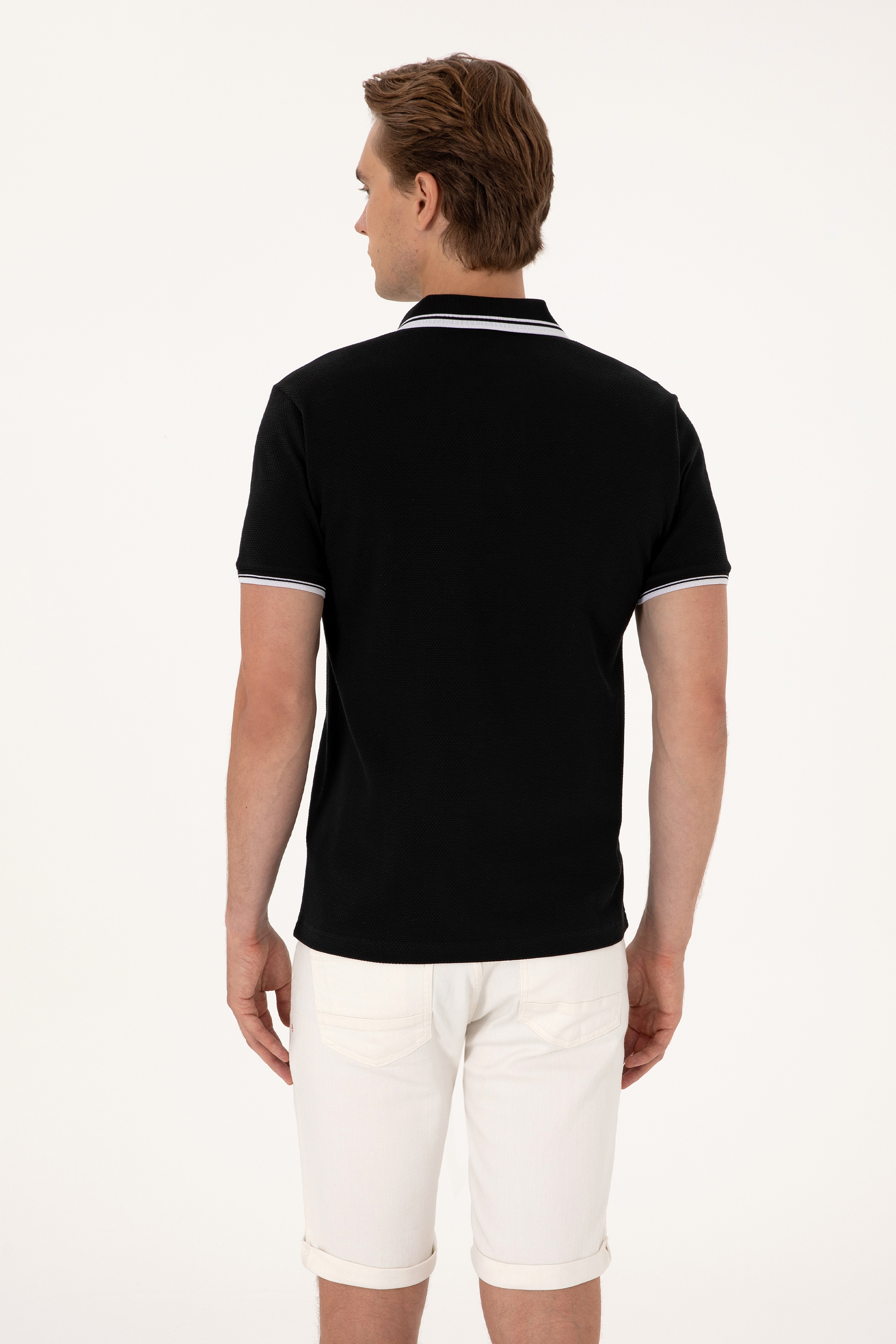 Erkek Slim Fit Kaçık Yaka Siyah Tişört