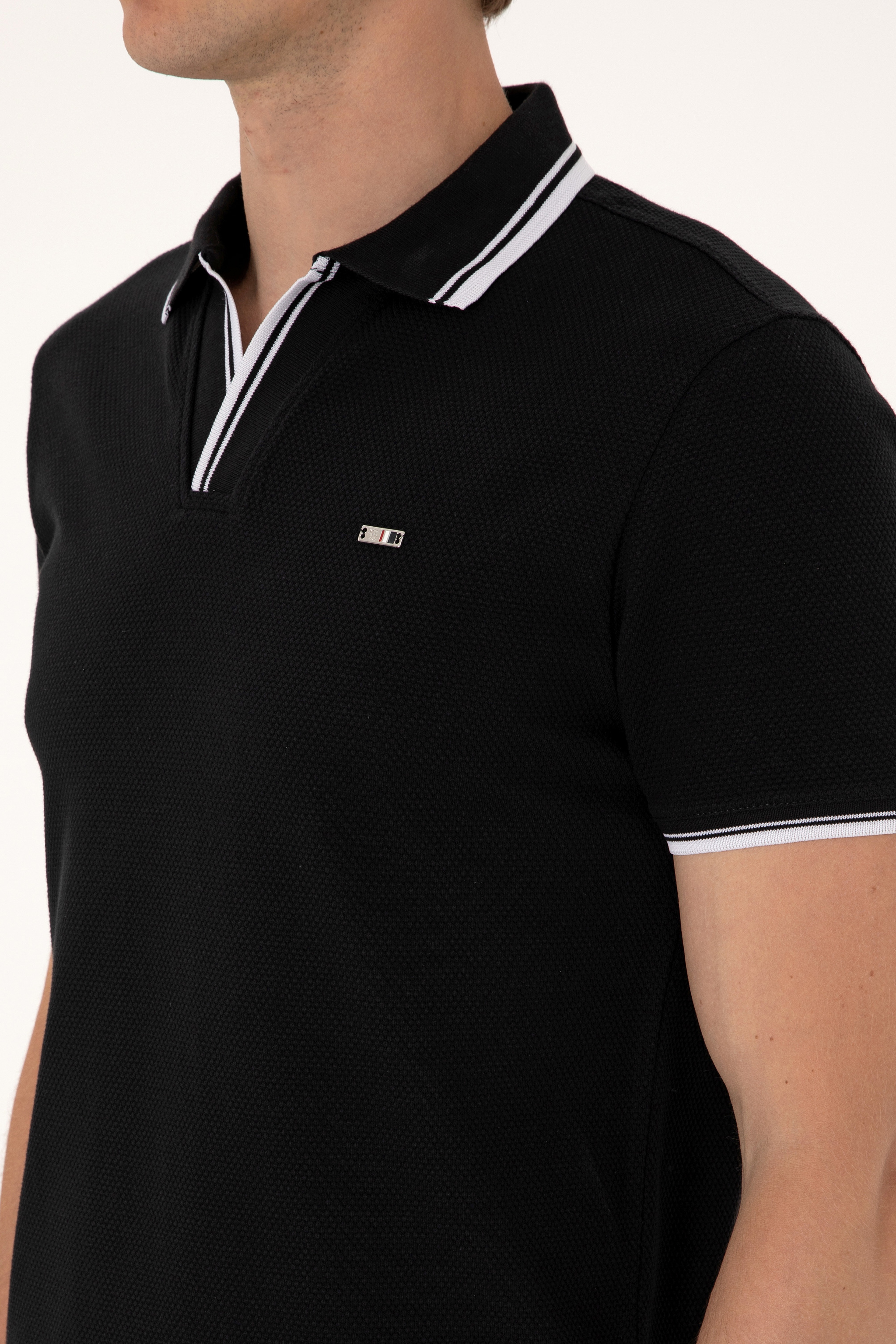 Erkek Slim Fit Kaçık Yaka Siyah Tişört