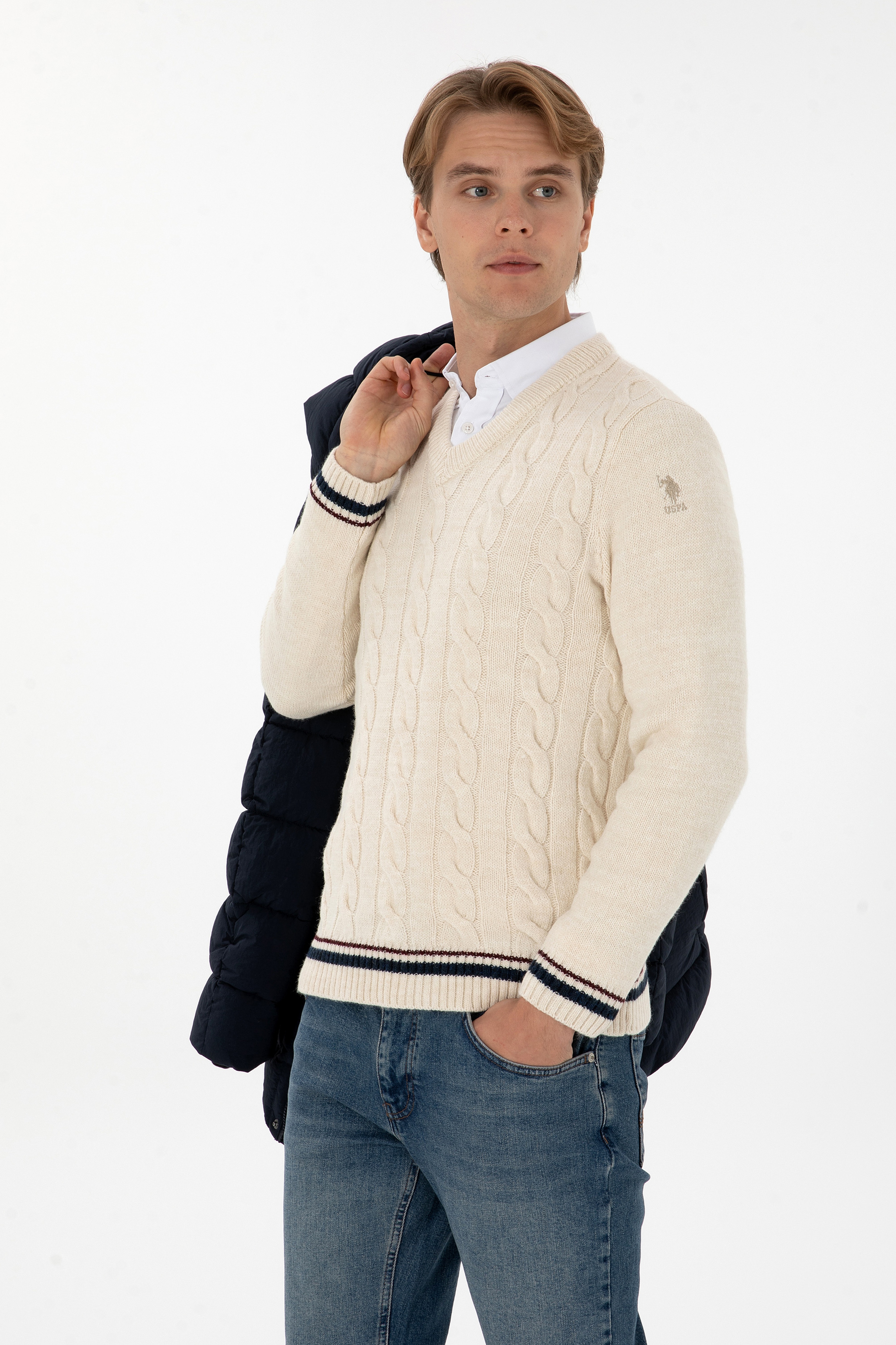 Erkek Regular Fit V Yaka Krem Kazak - Image 3