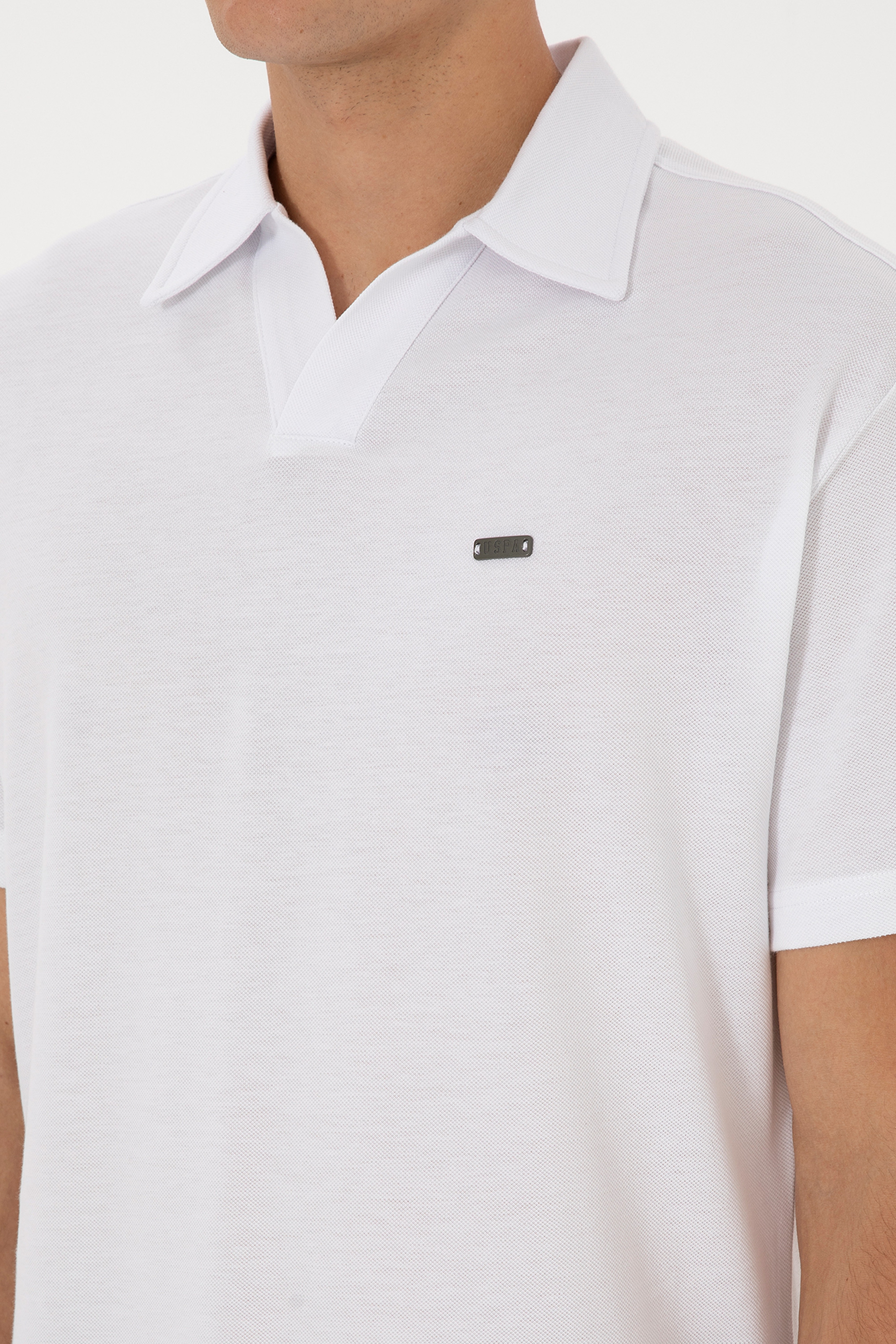 Erkek Comfort Fit Kaçık Yaka Beyaz Tişört