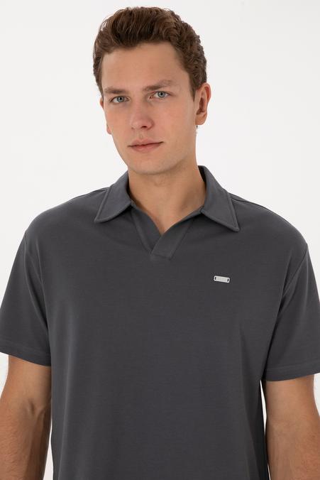 Erkek Comfort Fit Kaçık Yaka Gri Tişört