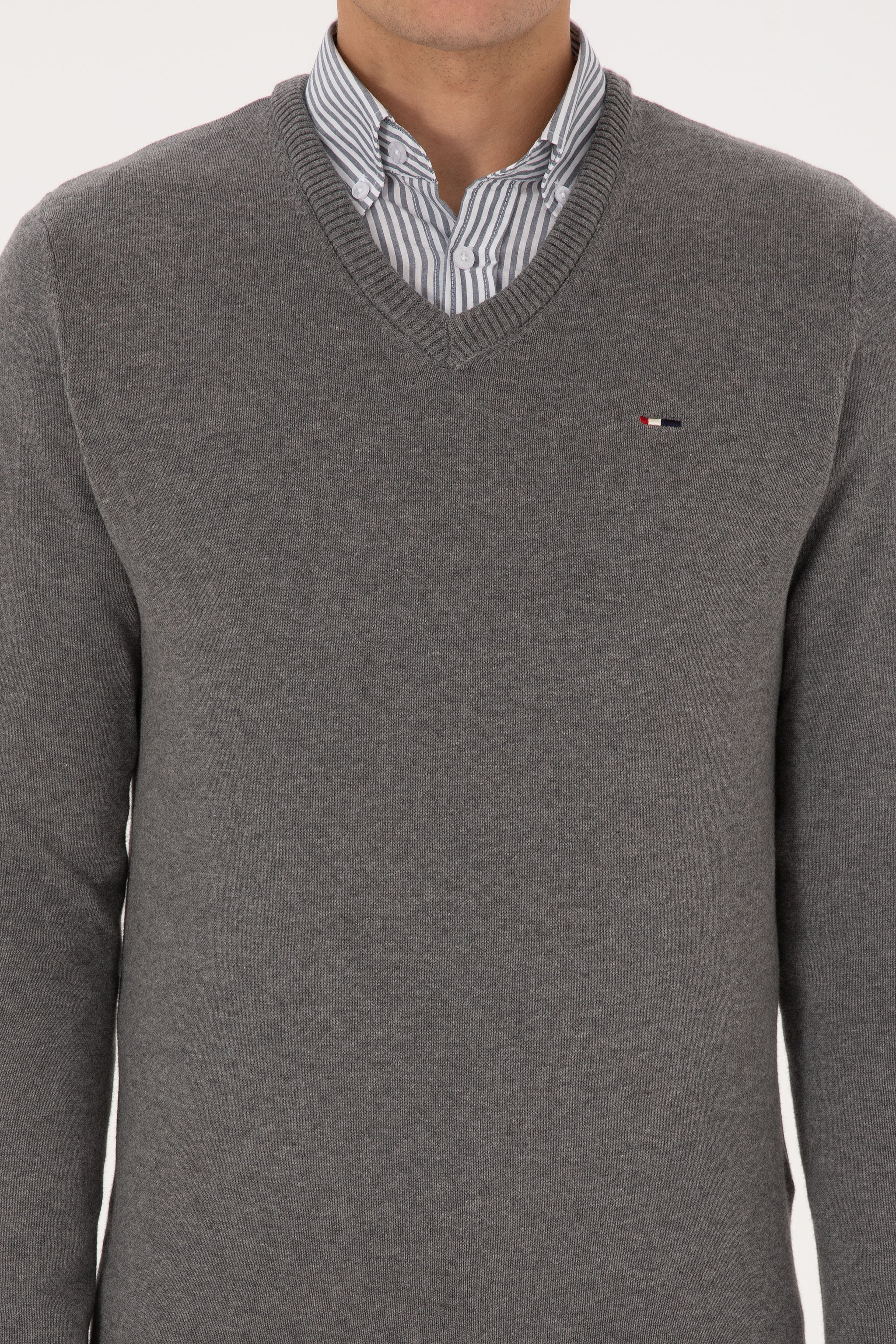 Erkek Slim Fit V Yaka Gri Melanj Basic Kazak - Image 6