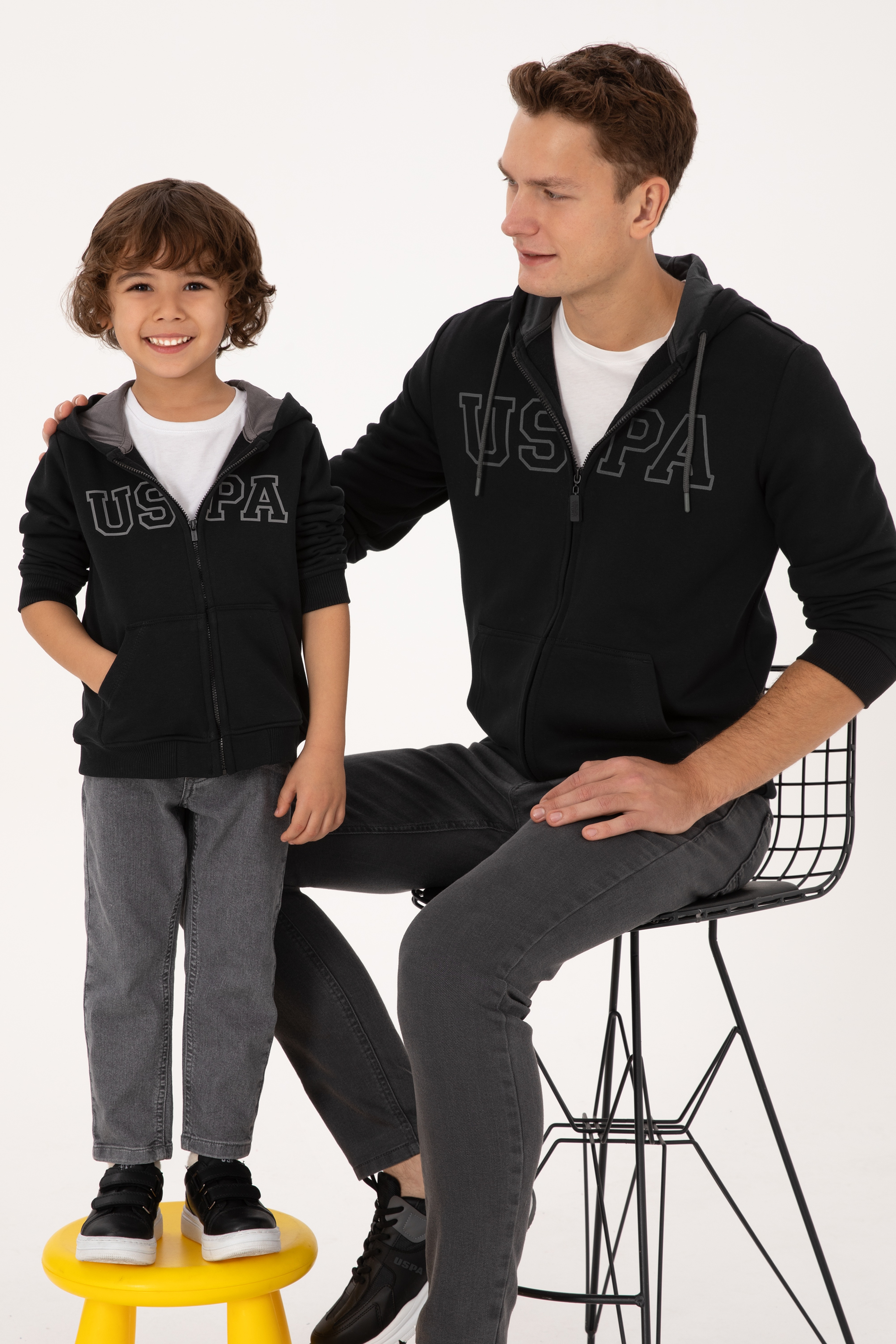 Erkek Regular Fit Fermuarlı Kapüşonlu Siyah Örme Hırka - Image 2
