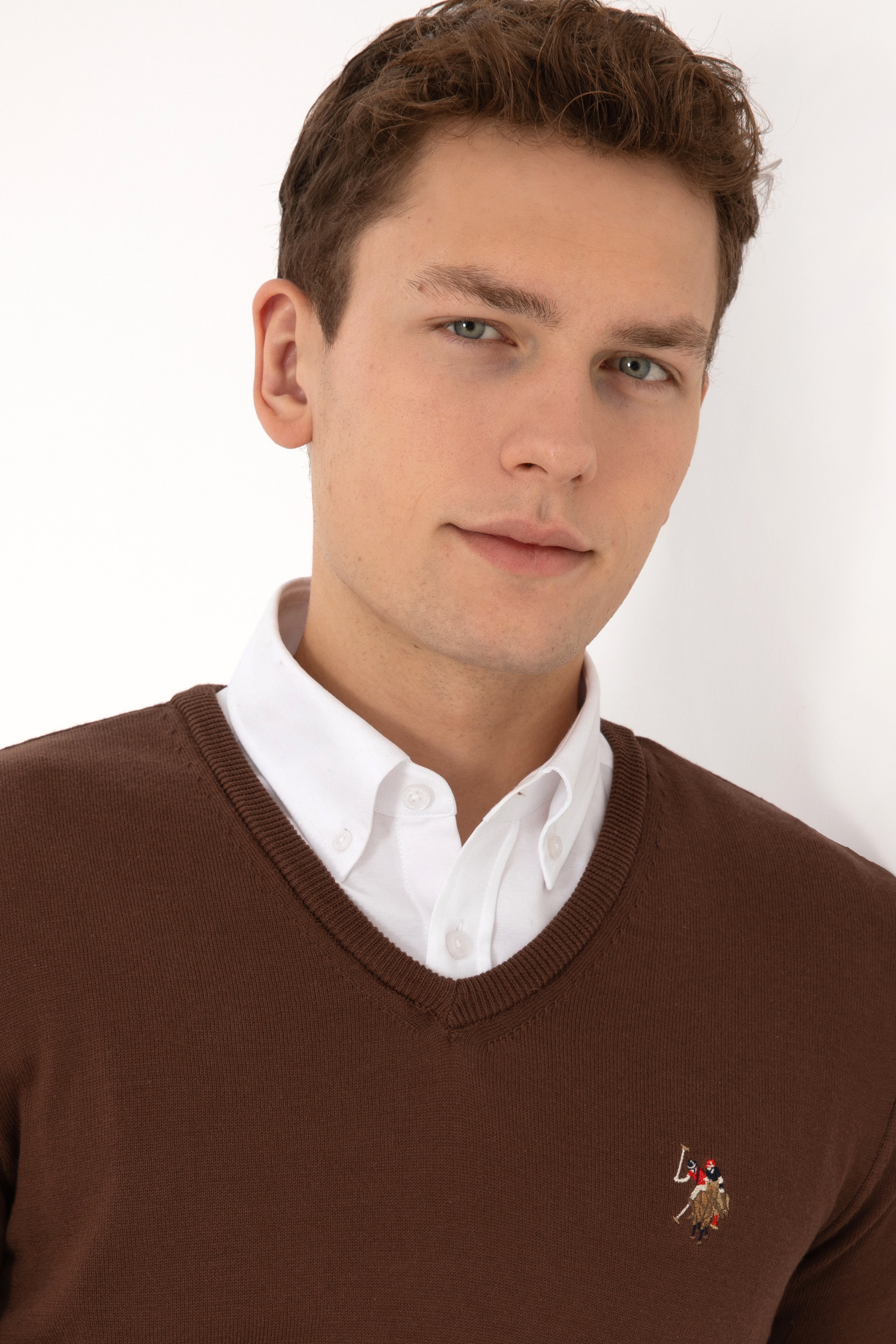 Erkek Slim Fit V Yaka Kahverengi Basic Kazak - Image 2