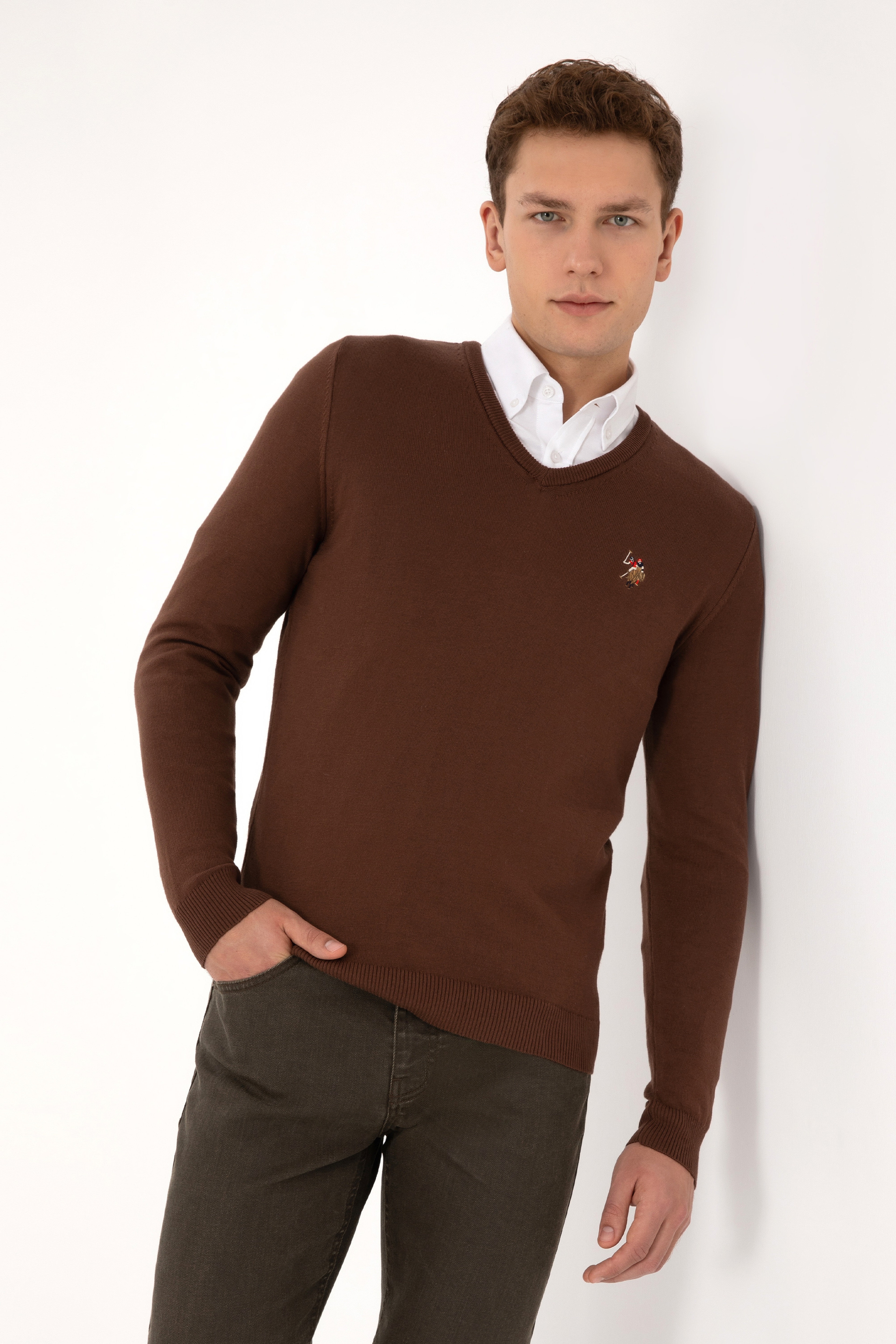 Erkek Slim Fit V Yaka Kahverengi Basic Kazak - Image 1