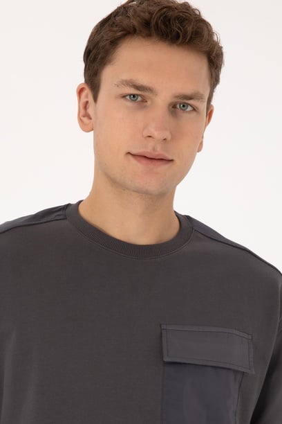 Erkek Comfort Fit Bisiklet Yaka Cep Detaylı Gri Sweatshirt
