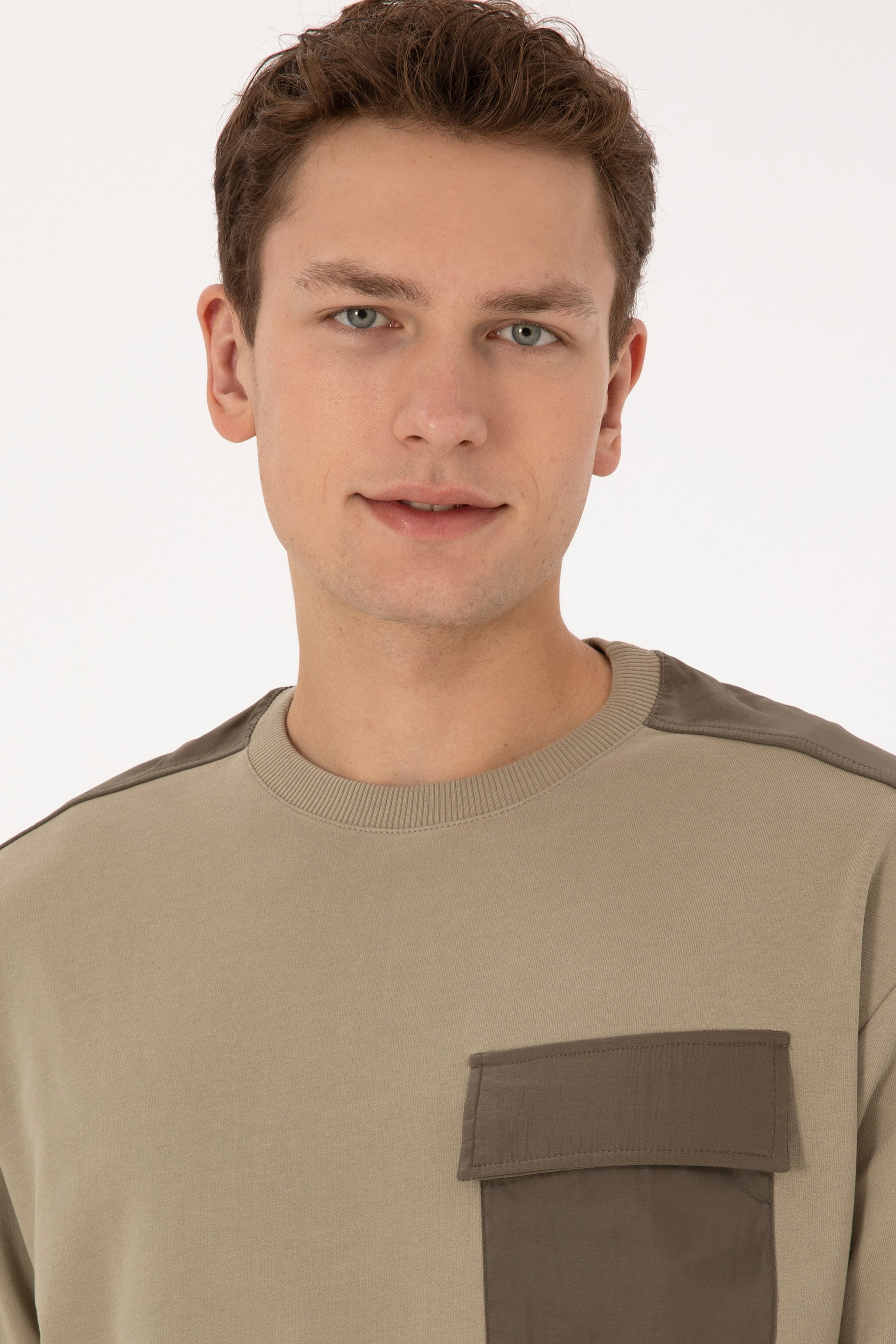 Erkek Comfort Fit Bisiklet Yaka Cep Detaylı Açık Haki Sweatshirt
