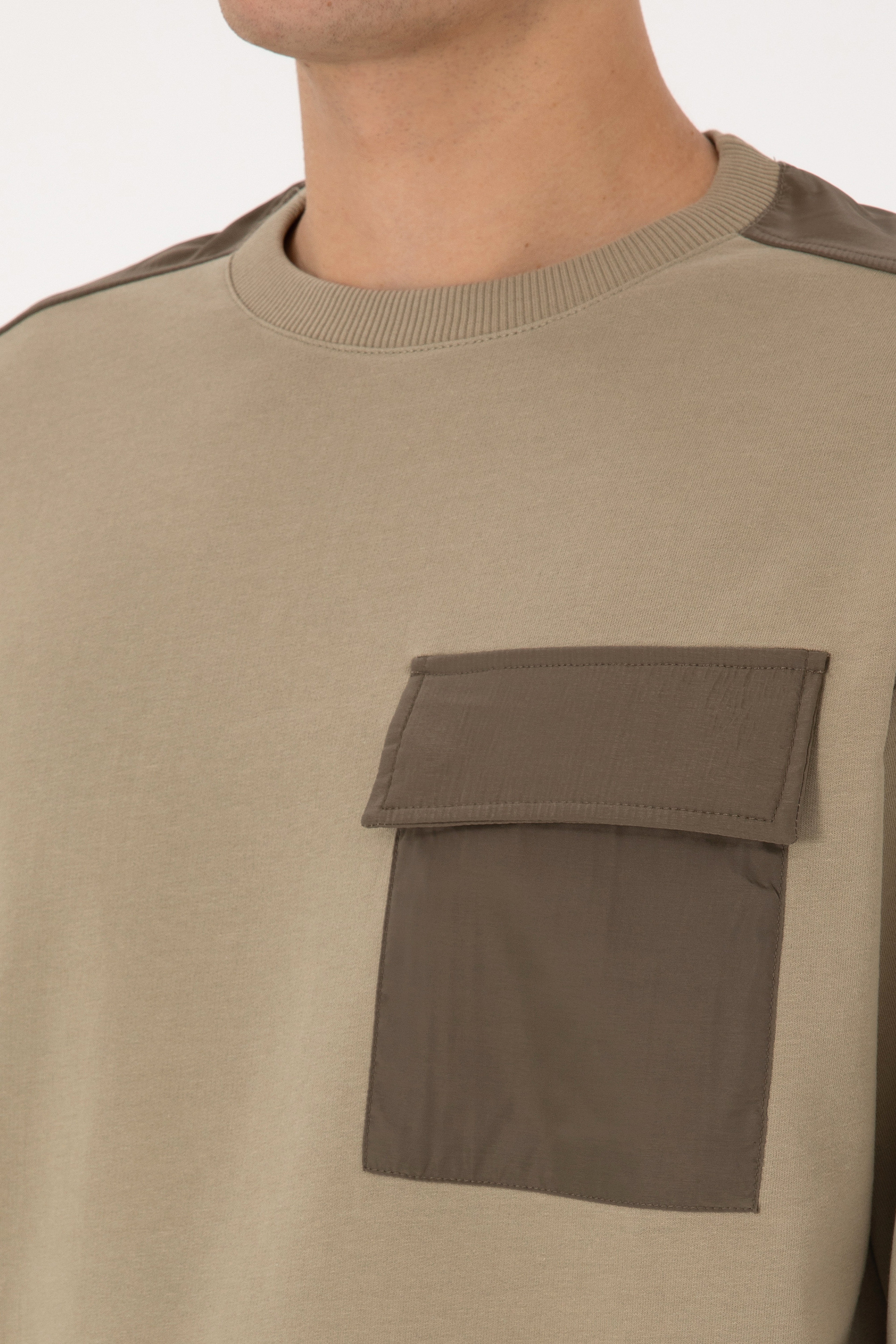 Erkek Comfort Fit Bisiklet Yaka Cep Detaylı Açık Haki Sweatshirt