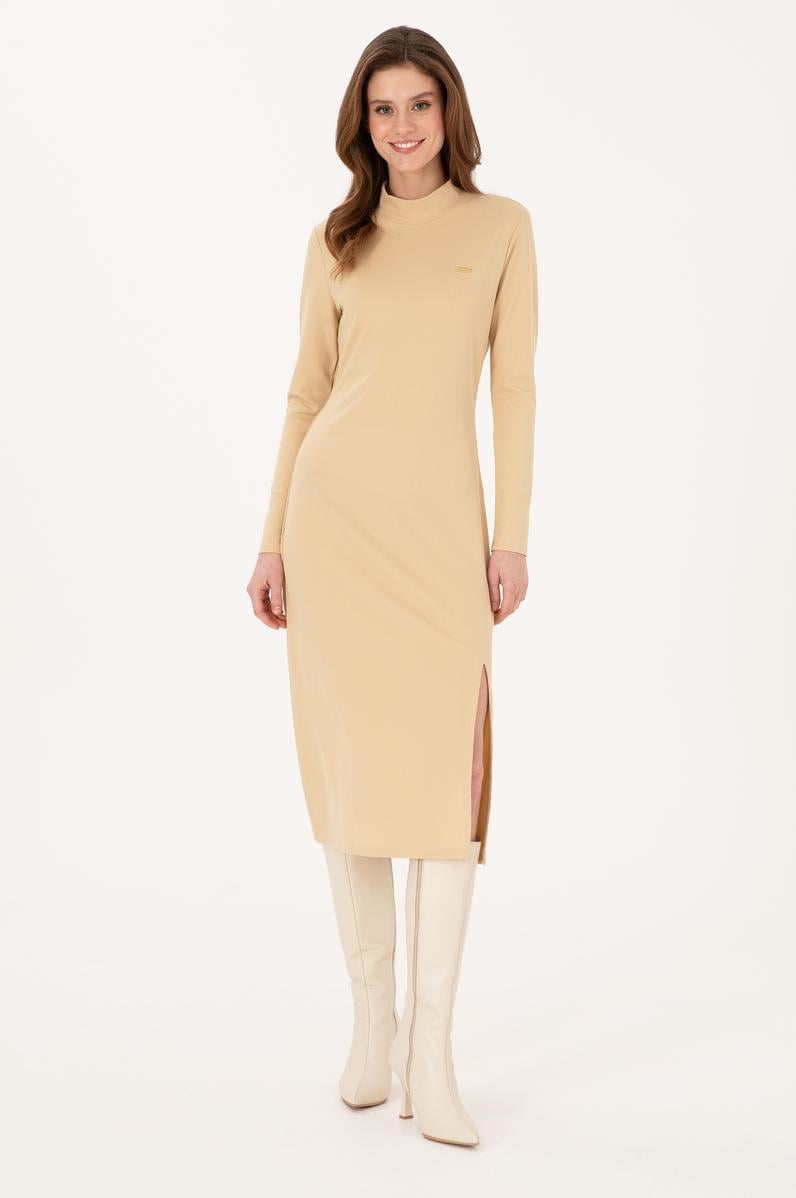 Kadın Kum Yırtmaçlı Dik Yaka Midi Boy Örme Elbise