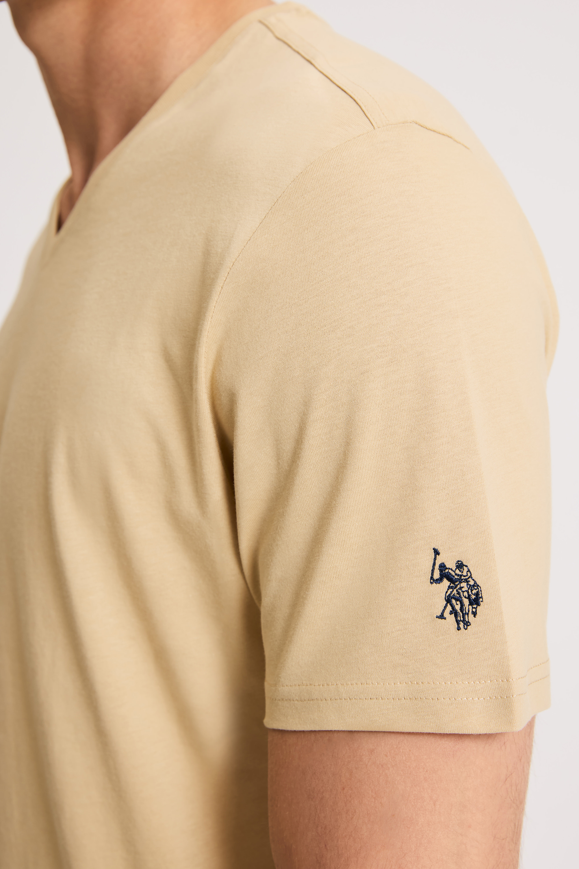 Erkek Regular Fit V Yaka Bej Basic Tişört - 50326944001