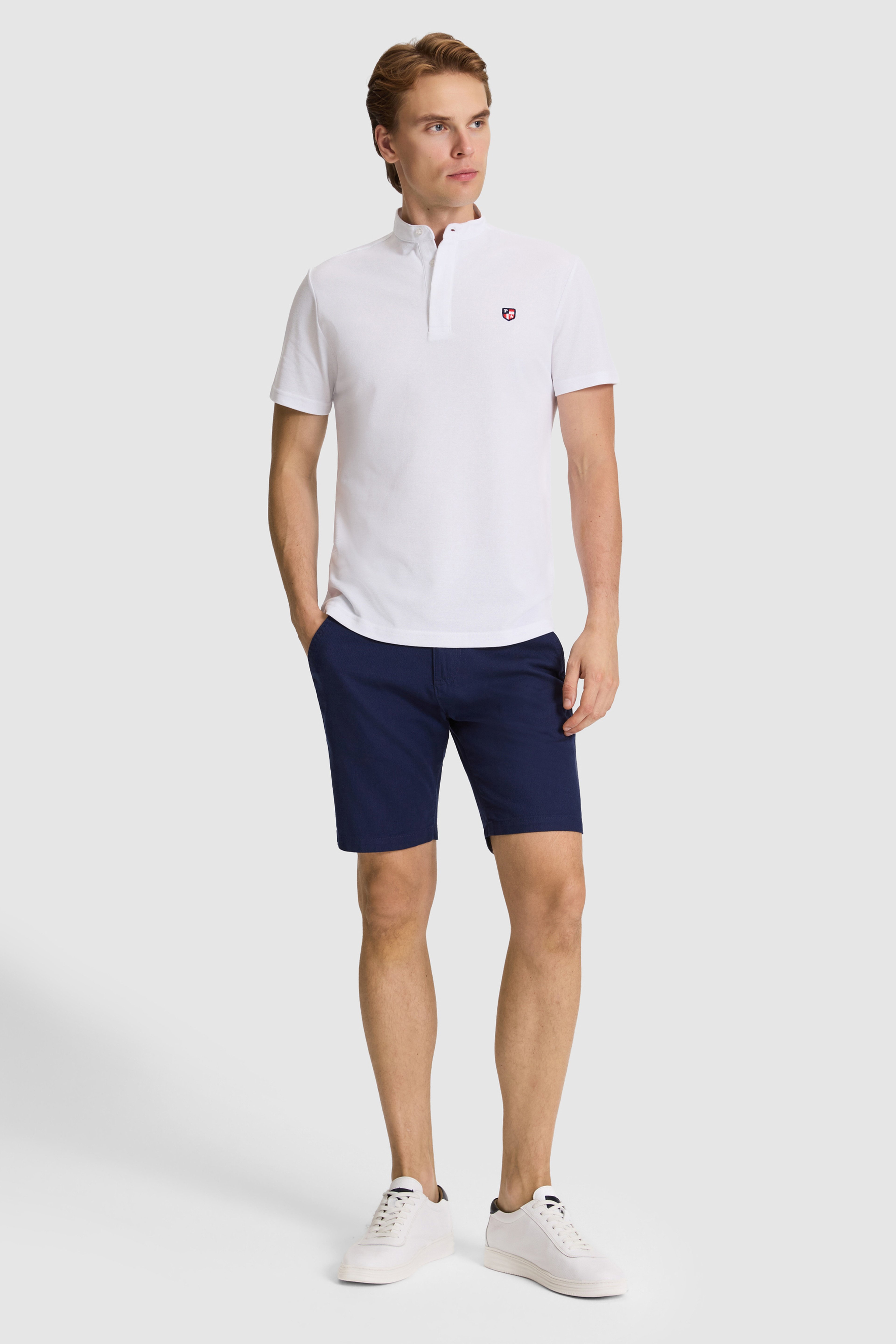 Erkek Beyaz Regular Fit Hakim Yaka Basic Tişört - Image 4
