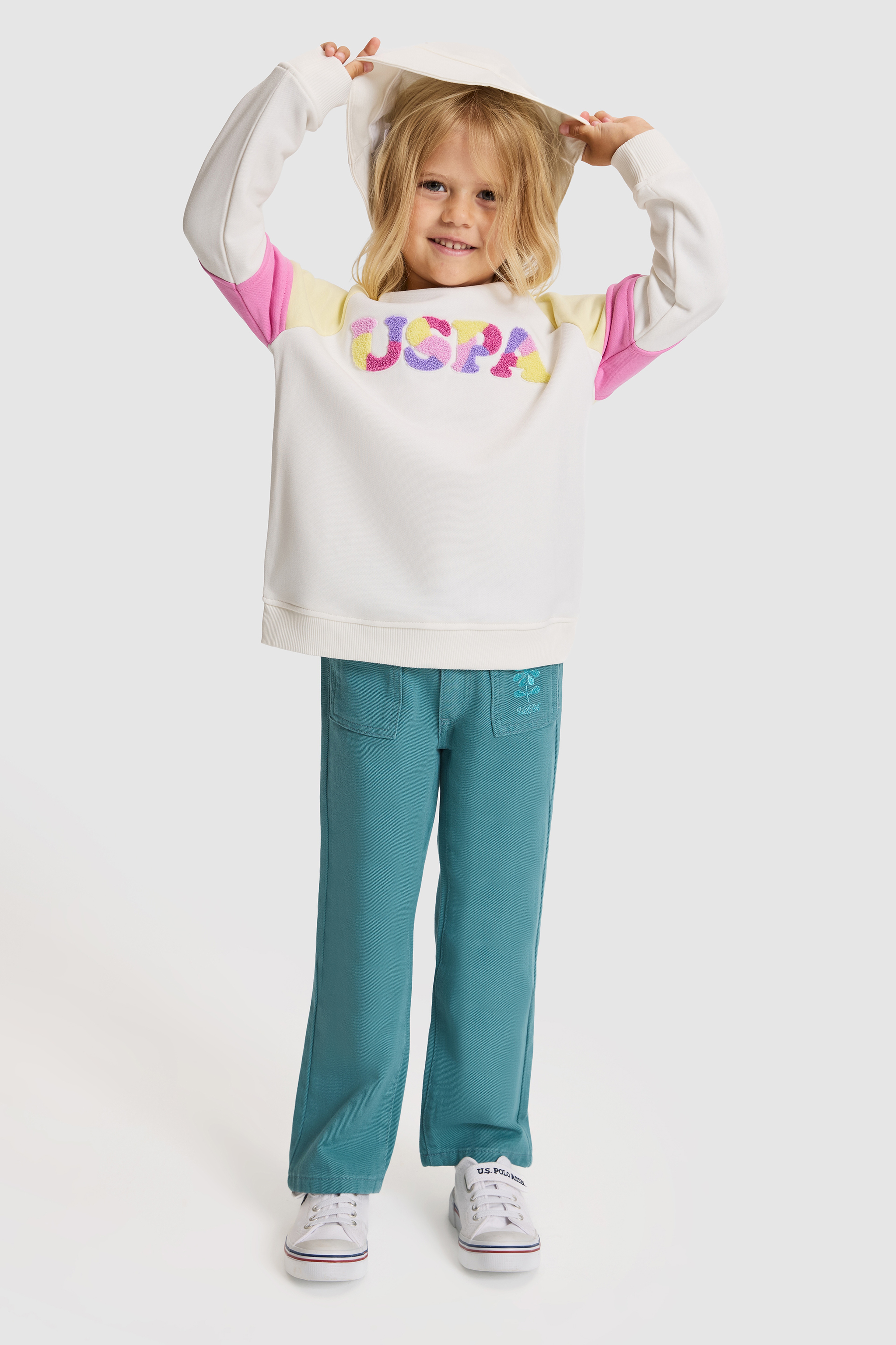 Kız Çocuk Beyaz Bisiklet Yaka Renkli İşlemeli Sweatshirt
