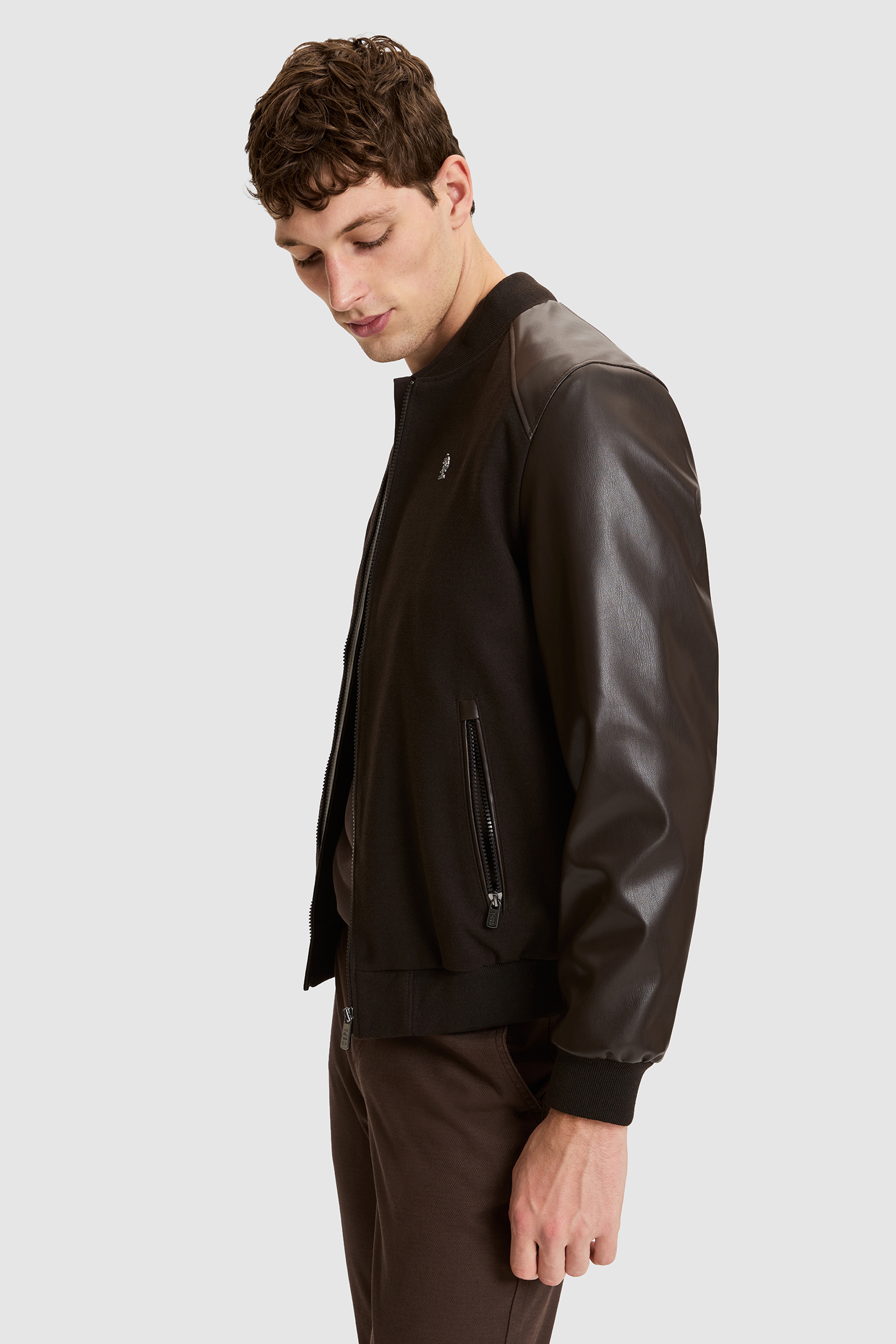 Erkek Kahverengi Regular Fit Fermuarlı Cepli Suni Deri Detaylı Logolu Bomber Ceket - Image 3