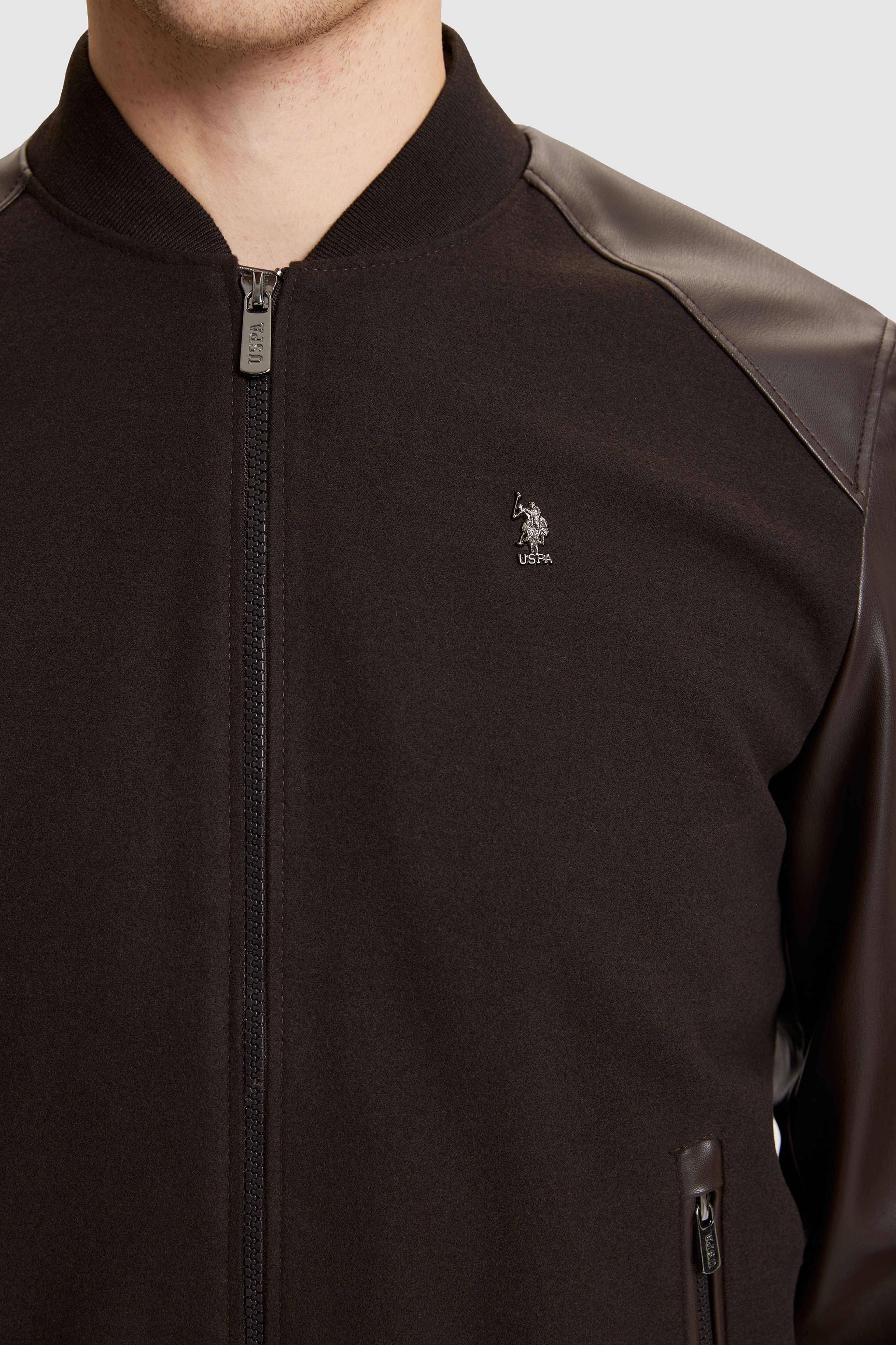 Erkek Kahverengi  Regular Fit Fermuarlı Cepli Suni Deri Detaylı Logolu Bomber Ceket