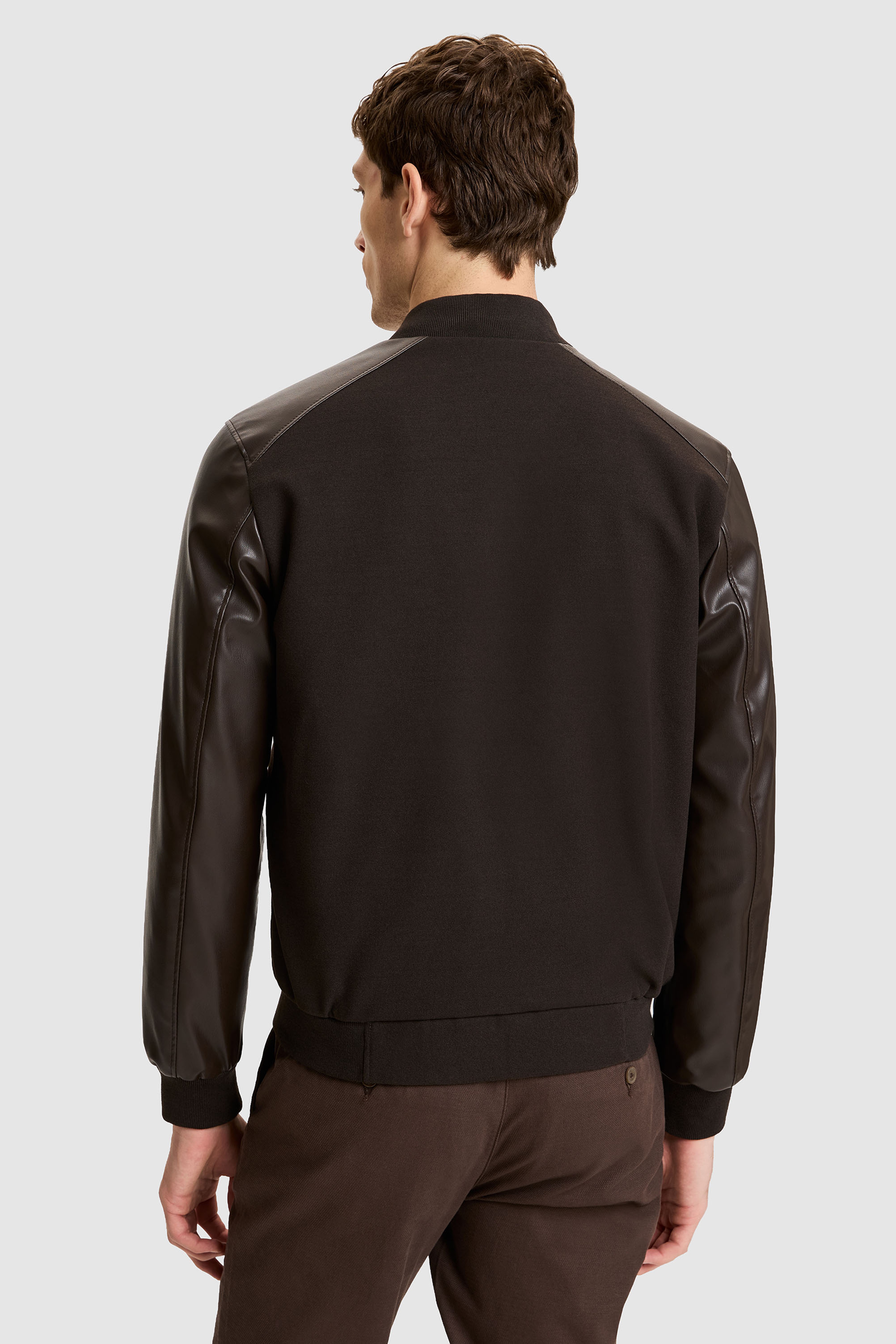 Erkek Kahverengi  Regular Fit Fermuarlı Cepli Suni Deri Detaylı Logolu Bomber Ceket