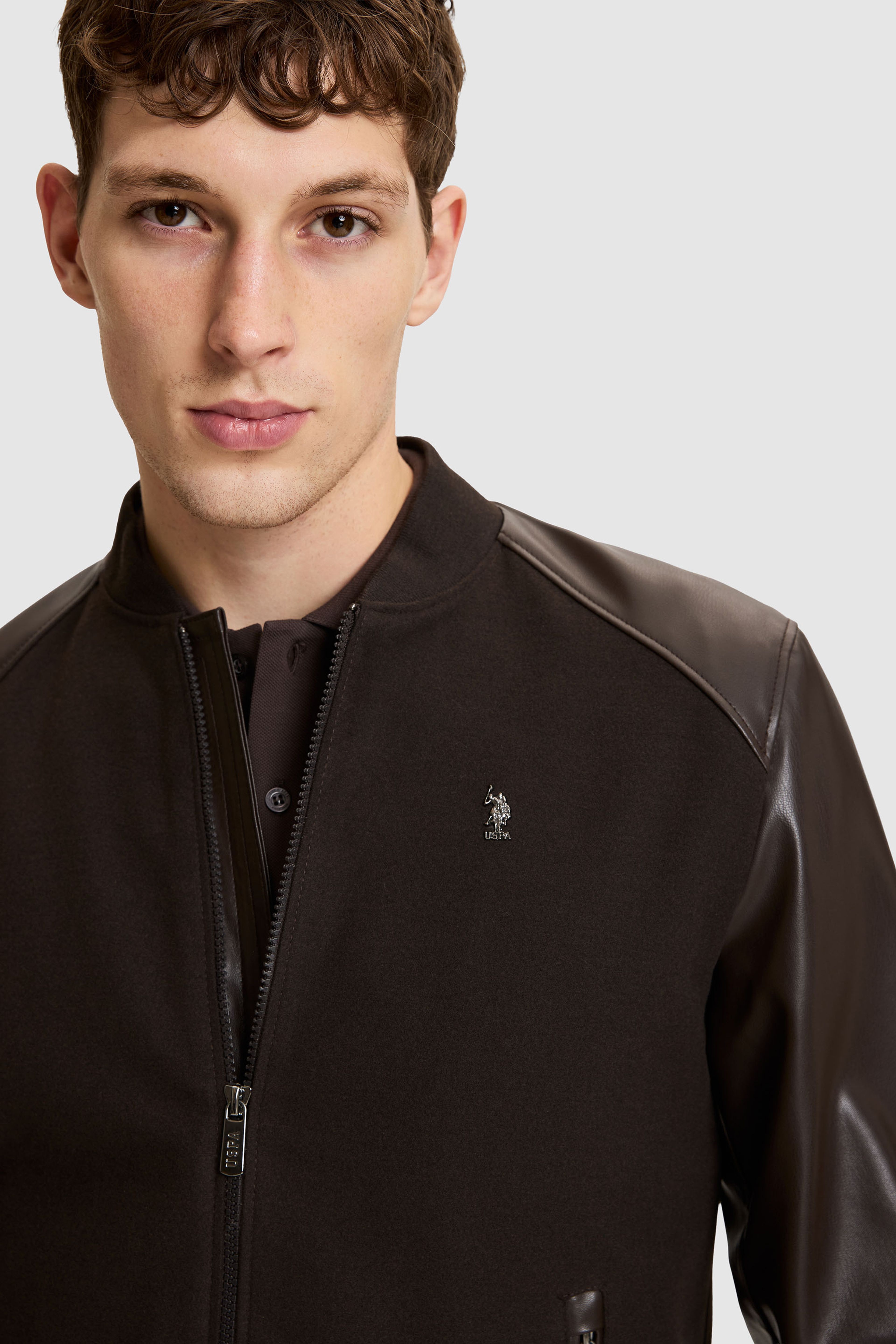 Erkek Kahverengi  Regular Fit Fermuarlı Cepli Suni Deri Detaylı Logolu Bomber Ceket